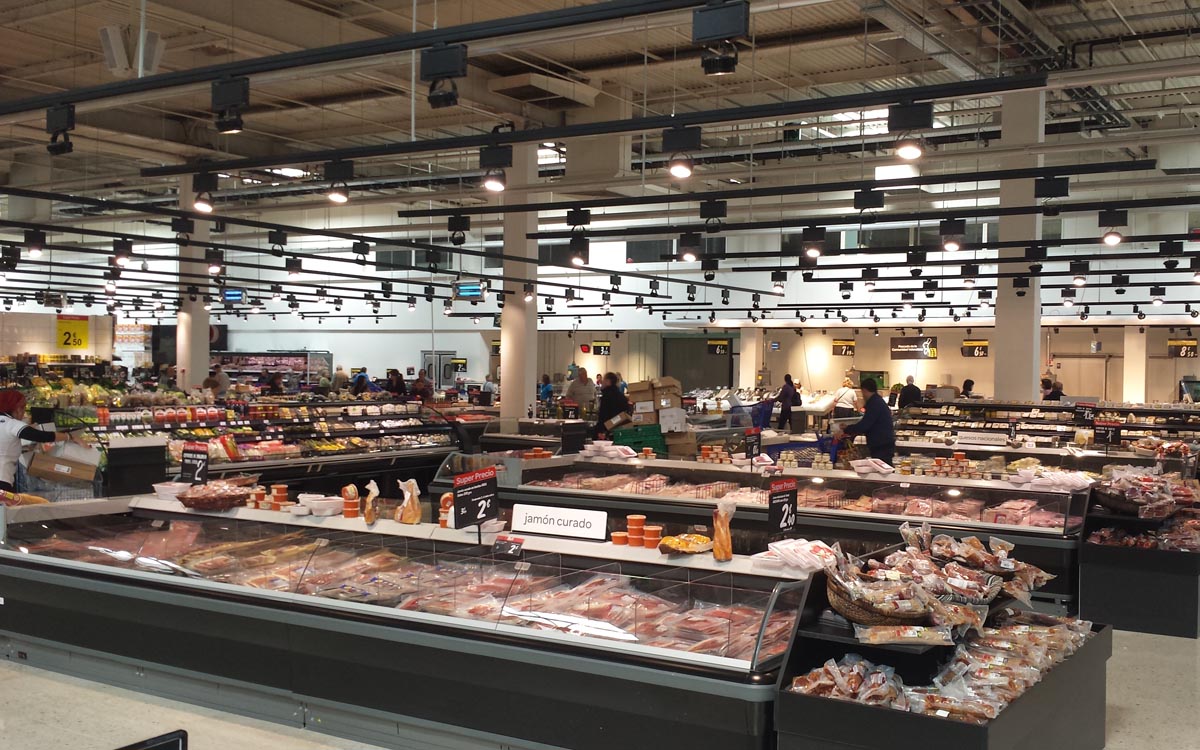 Verkaufsfläche im Supermarkt mit Gasleitungen und Kühlmöbel mit Fleischwaren