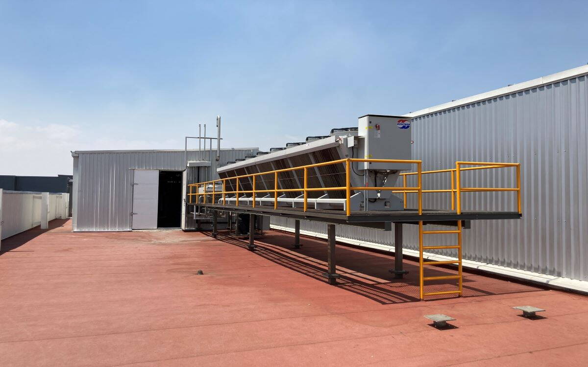 gascooler.jpg Gas cooler on the roof of the new food-processing- and logistic centre